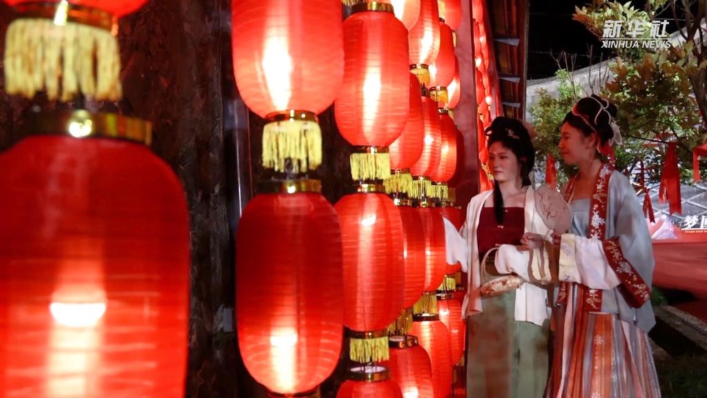 点亮夜经济｜品“十里红妆” 看非遗夜市