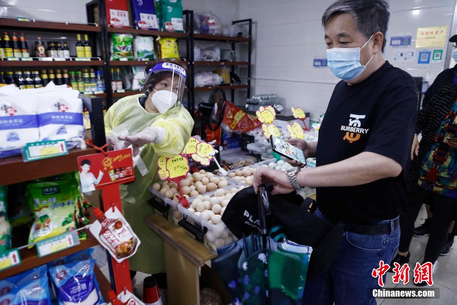 （上海战疫录）上海市中心菜市场逐步复市 民众出门有序购物