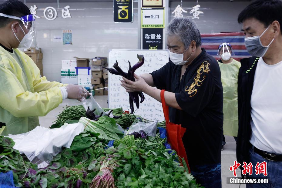（上海战疫录）上海市中心菜市场逐步复市 民众出门有序购物