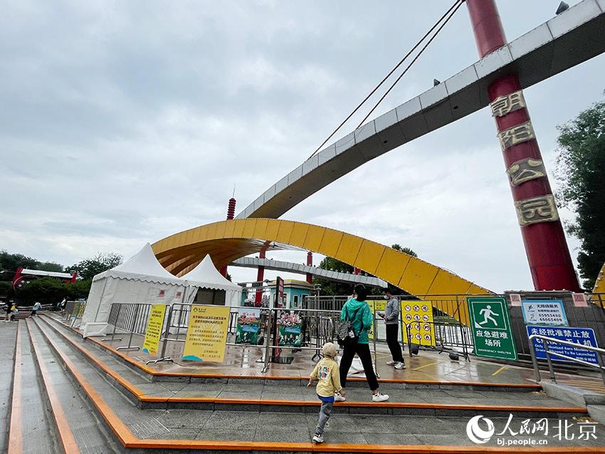 北京朝阳区的“烟火气”回来了！公交地铁恢复运营 商场公园开门迎客