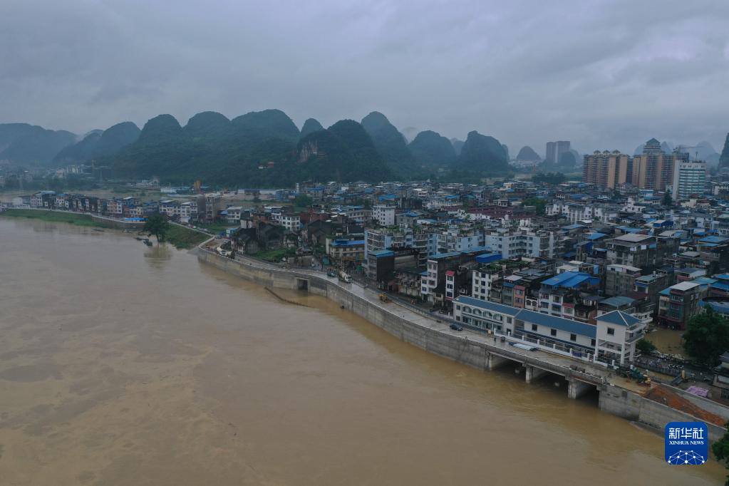 广西融水：洪峰平稳过境