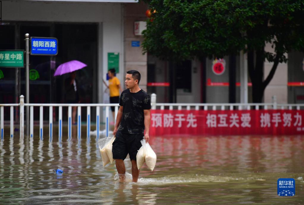广西融水：洪峰平稳过境