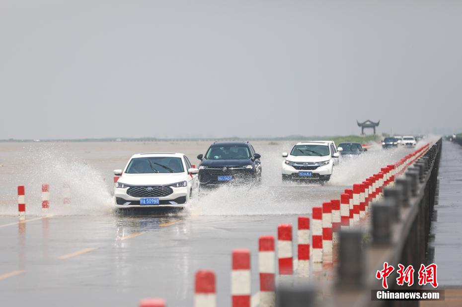 江西鄱阳湖畔再现“限时”景观“水上公路”