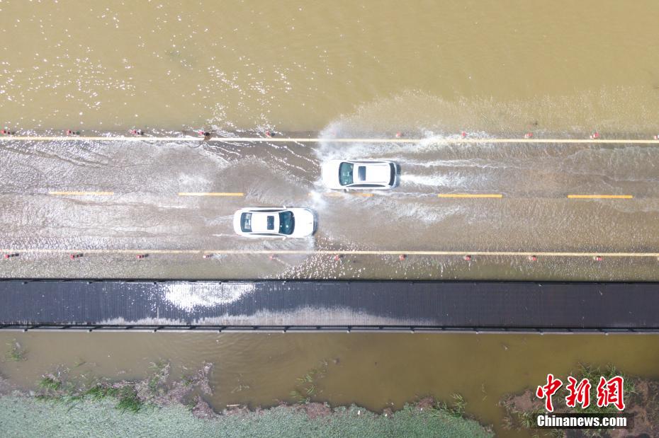 江西鄱阳湖畔再现“限时”景观“水上公路”