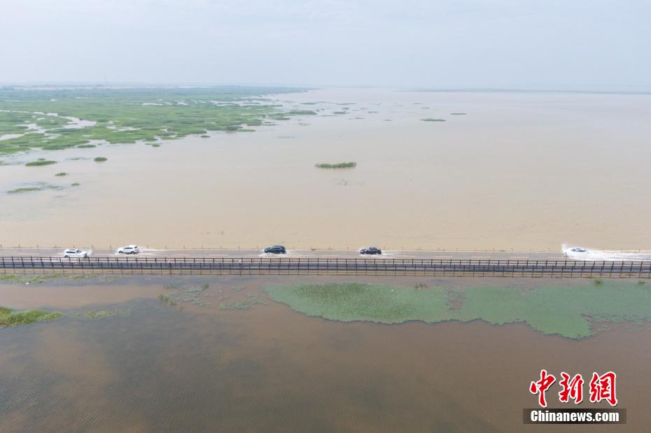 江西鄱阳湖畔再现“限时”景观“水上公路”