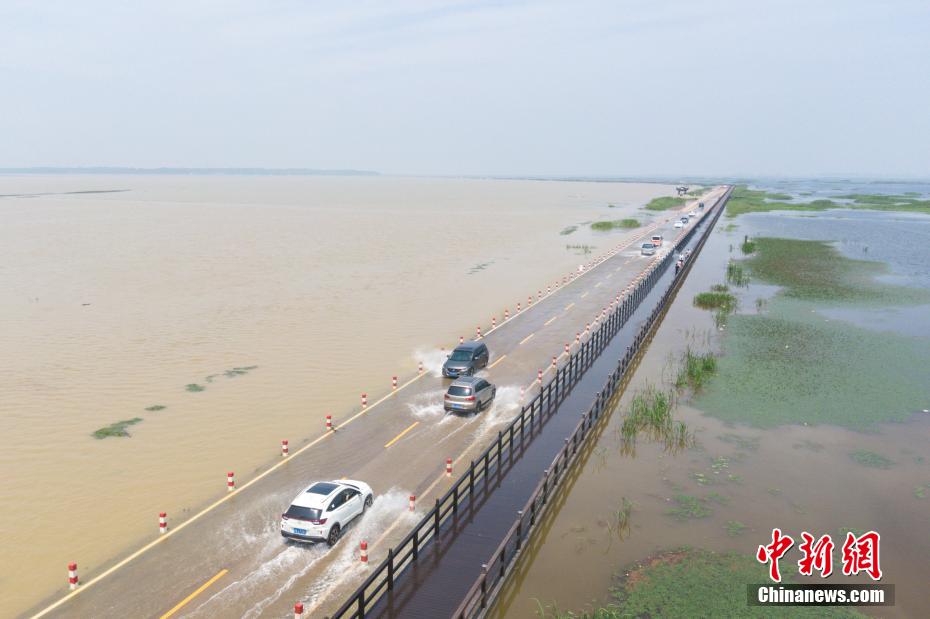 江西鄱阳湖畔再现“限时”景观“水上公路”