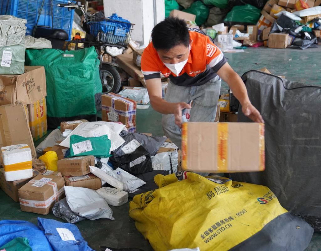 开启“迎峰”模式 快递加速回归——上海快递业复工复产透视