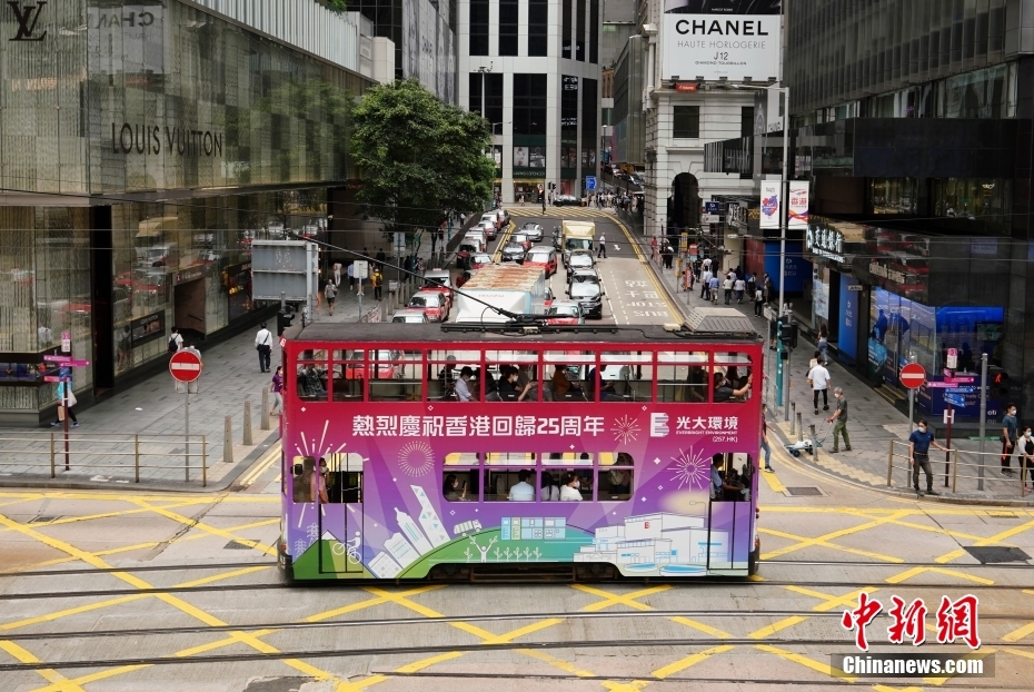 香港街头到处洋溢着庆回归的喜庆气氛