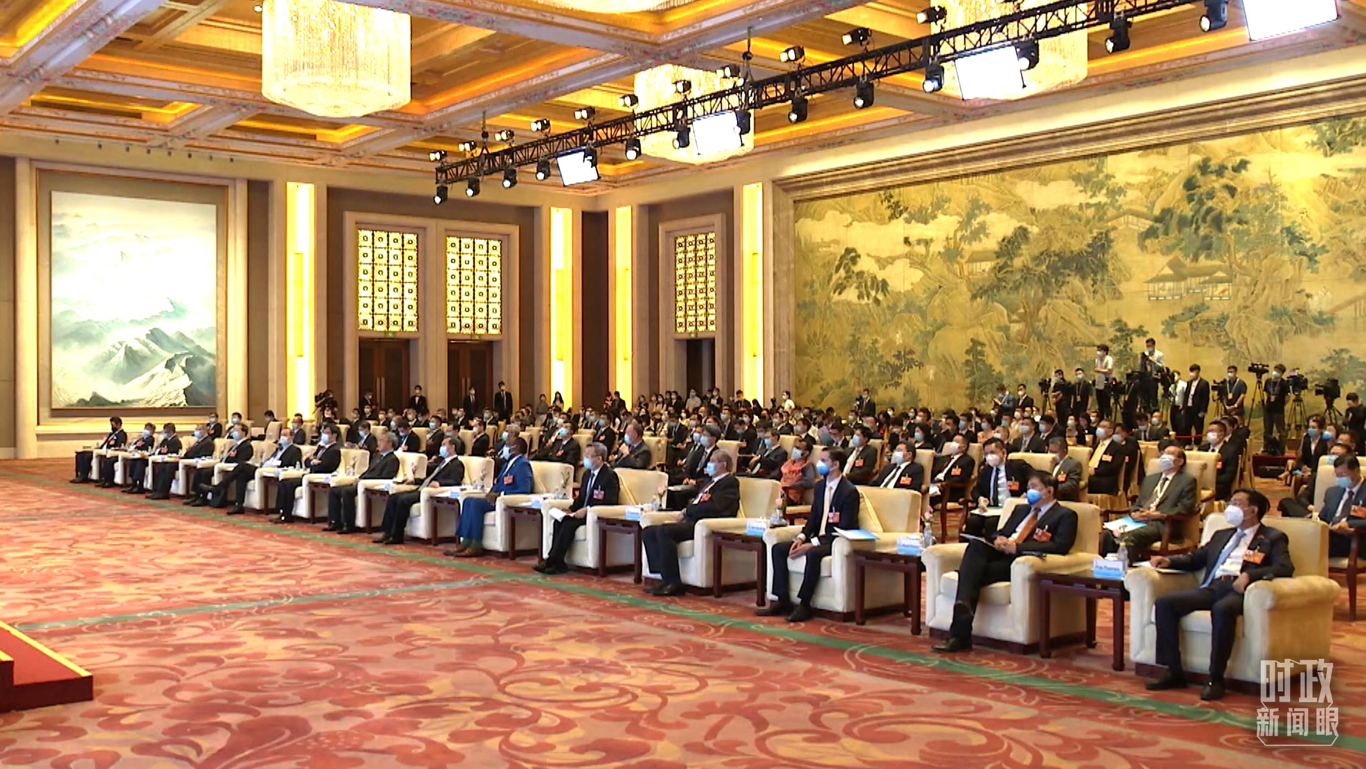 时政新闻眼丨第四次出席金砖国家工商论坛，习近平这样回答“时代之问”