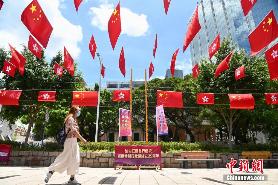 香港尖沙咀栢丽购物大道挂国旗及区旗庆回归