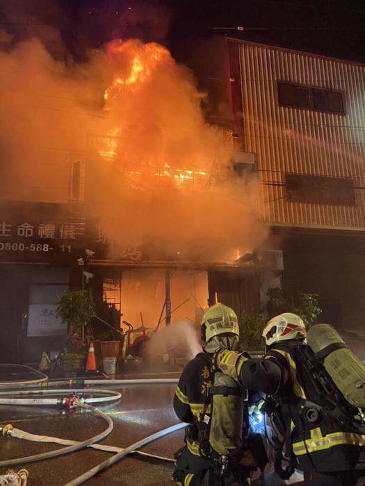 台湾桃园一建筑物凌晨发生火灾 烧毁6间殡葬业礼仪公司