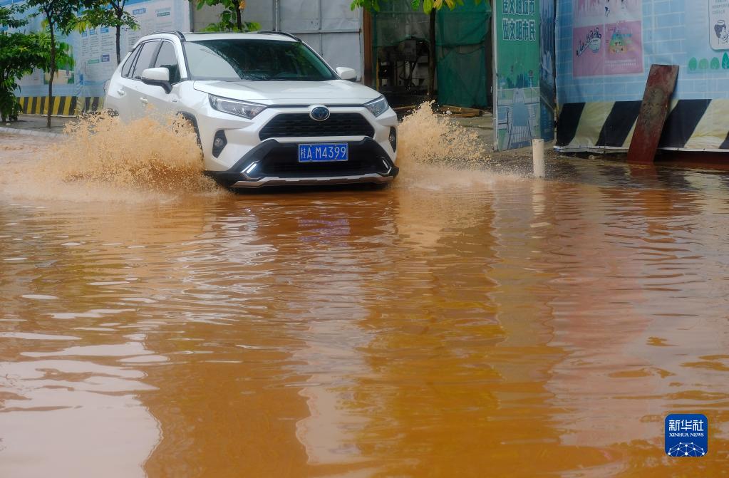 暴雨袭南宁