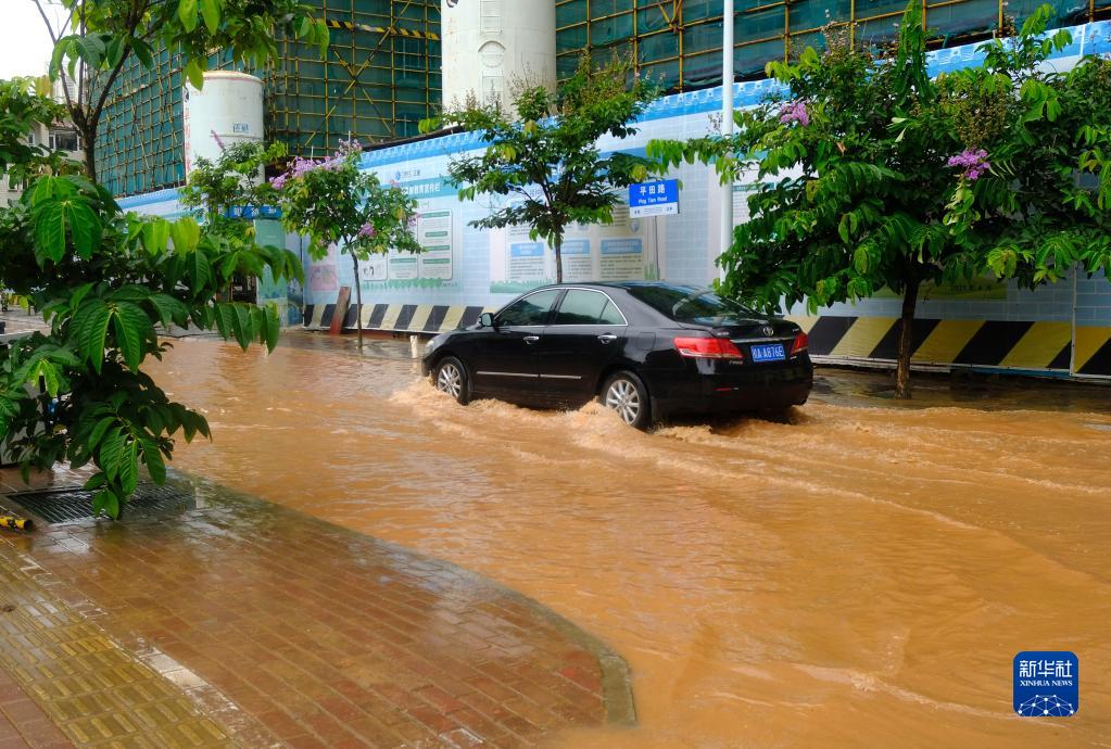 暴雨袭南宁