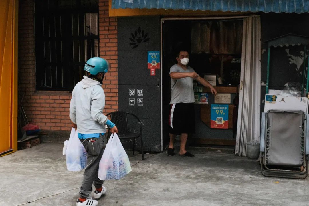 直面“烤”验 | 热浪中的“90后”女骑手 直面“烤”验 | 热浪中的“90后”女骑手