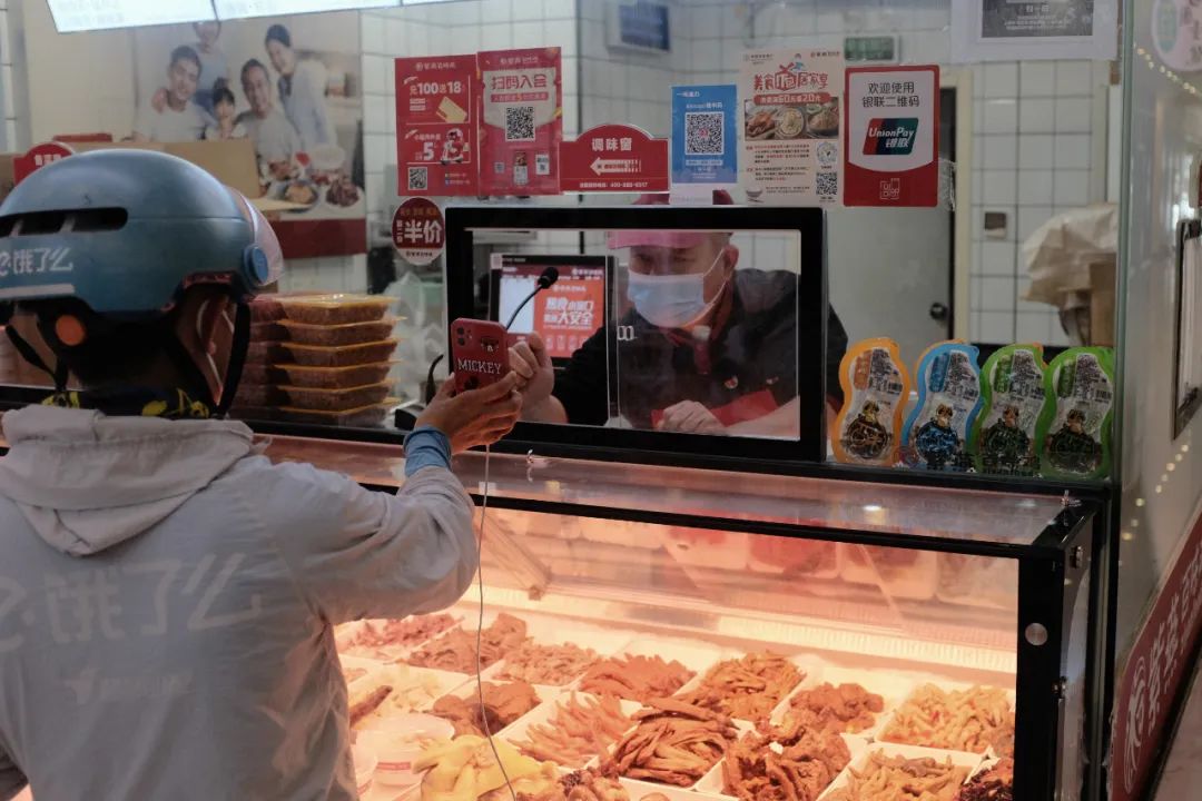 直面“烤”验 | 热浪中的“90后”女骑手 直面“烤”验 | 热浪中的“90后”女骑手