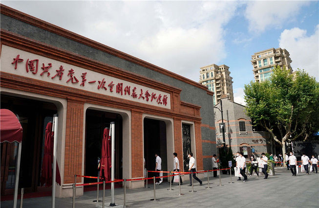 上海：作出改革开放排头兵、创新发展先行者的新业绩