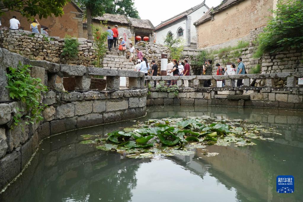 济南朱家峪村：留住古村貌 引得游客来