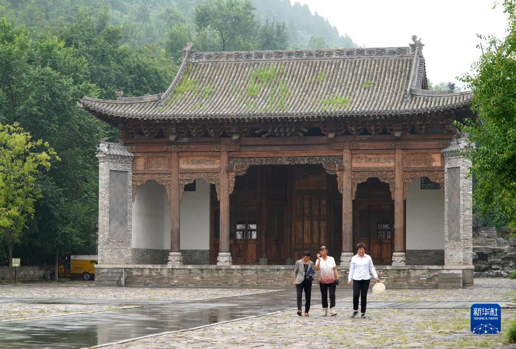 济南朱家峪村：留住古村貌 引得游客来