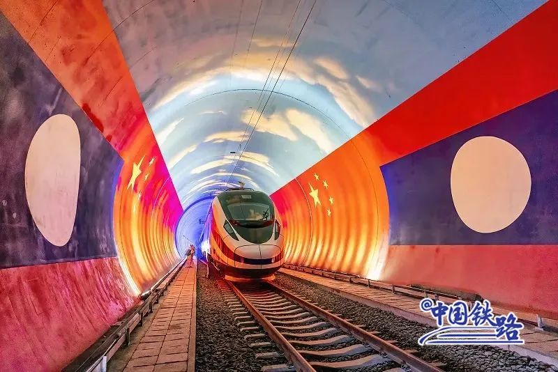 从中老铁路友谊隧道驶出的跨境列车，要做的第一件事是……