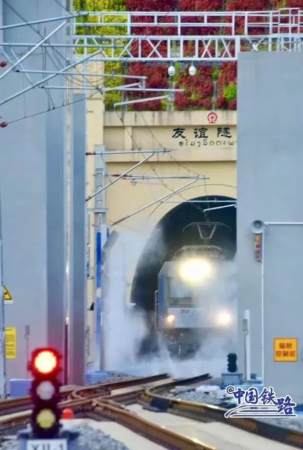 从中老铁路友谊隧道驶出的跨境列车，要做的第一件事是……
