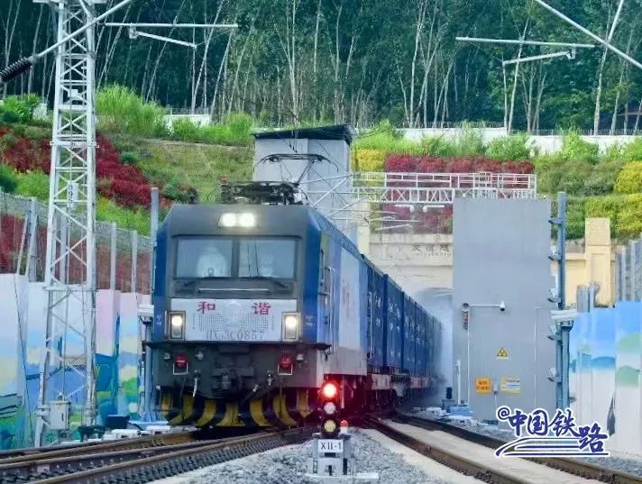 从中老铁路友谊隧道驶出的跨境列车，要做的第一件事是……
