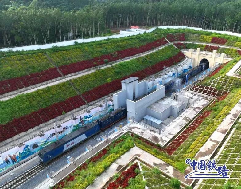 从中老铁路友谊隧道驶出的跨境列车，要做的第一件事是……