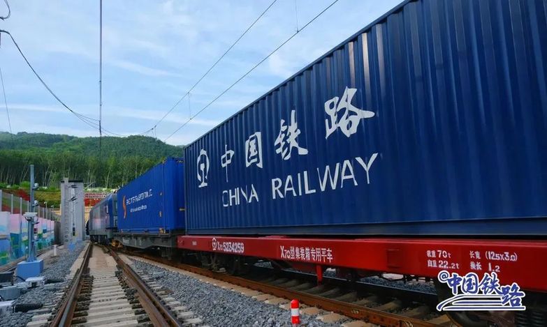 从中老铁路友谊隧道驶出的跨境列车，要做的第一件事是……
