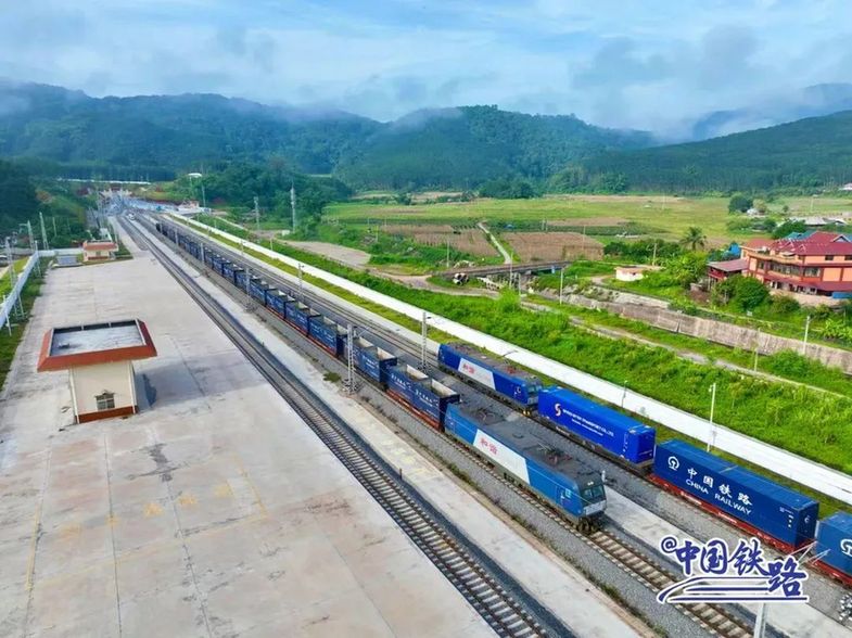 从中老铁路友谊隧道驶出的跨境列车，要做的第一件事是……