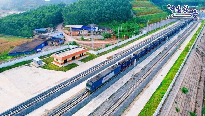 从中老铁路友谊隧道驶出的跨境列车，要做的第一件事是……
