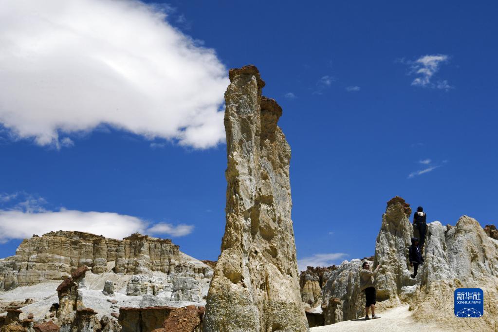 西藏札达：地质人文景观引游客