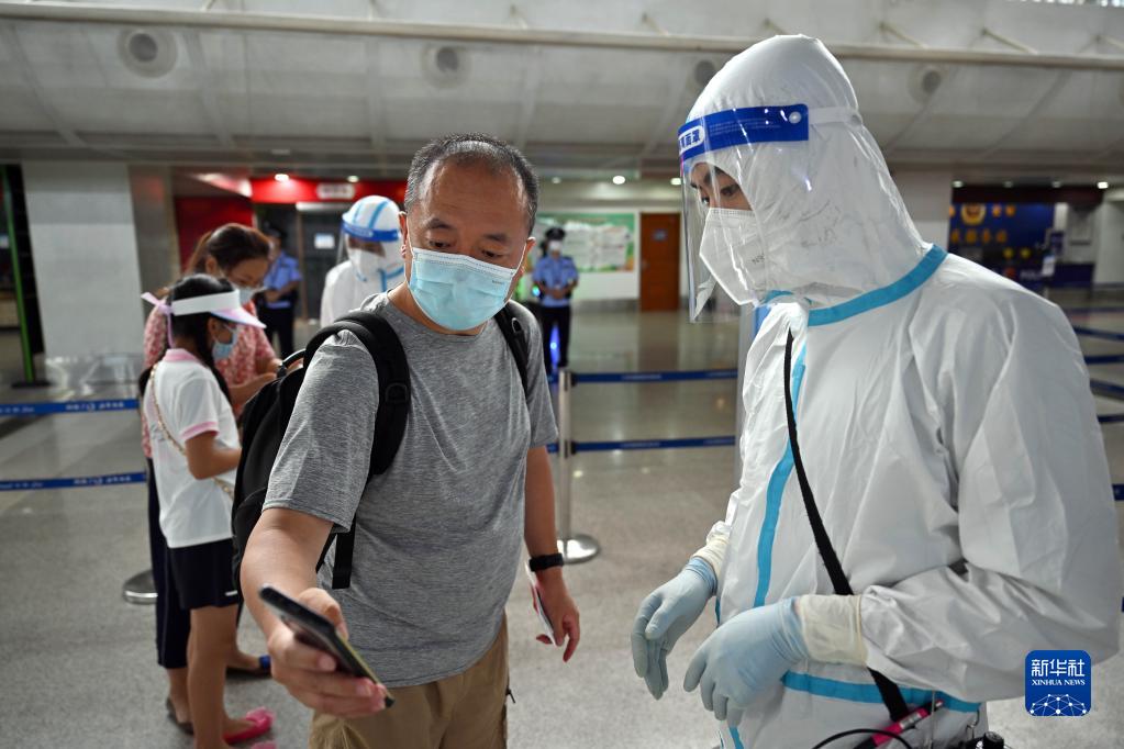 首批滞留三亚游客返程