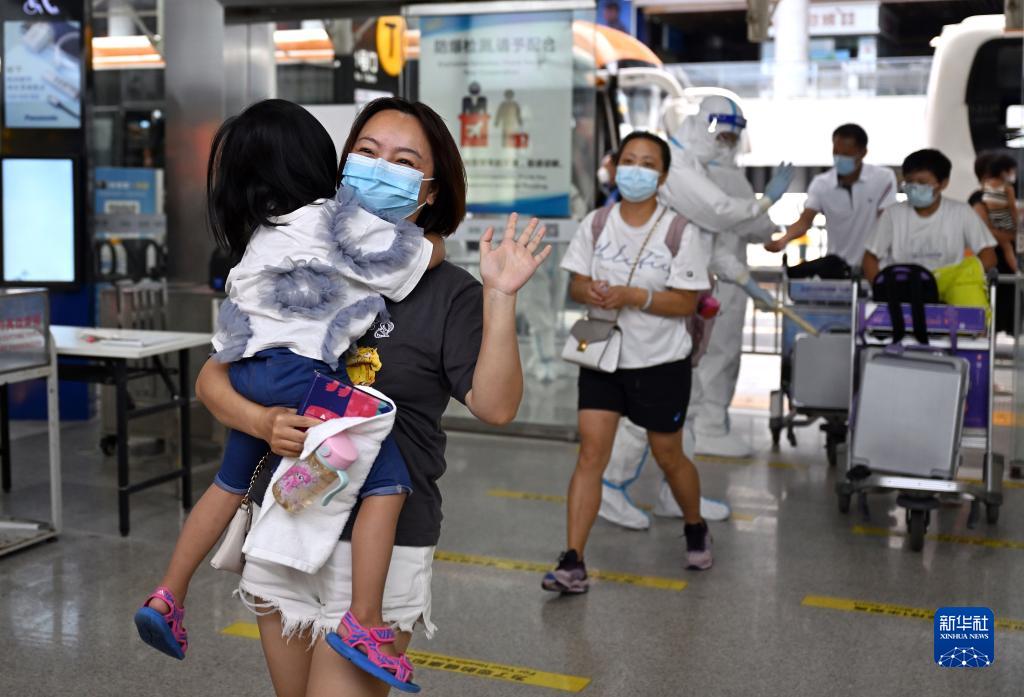 首批滞留三亚游客返程