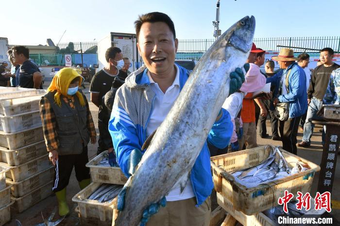 山东青岛：中秋节前崂山码头渔获丰收