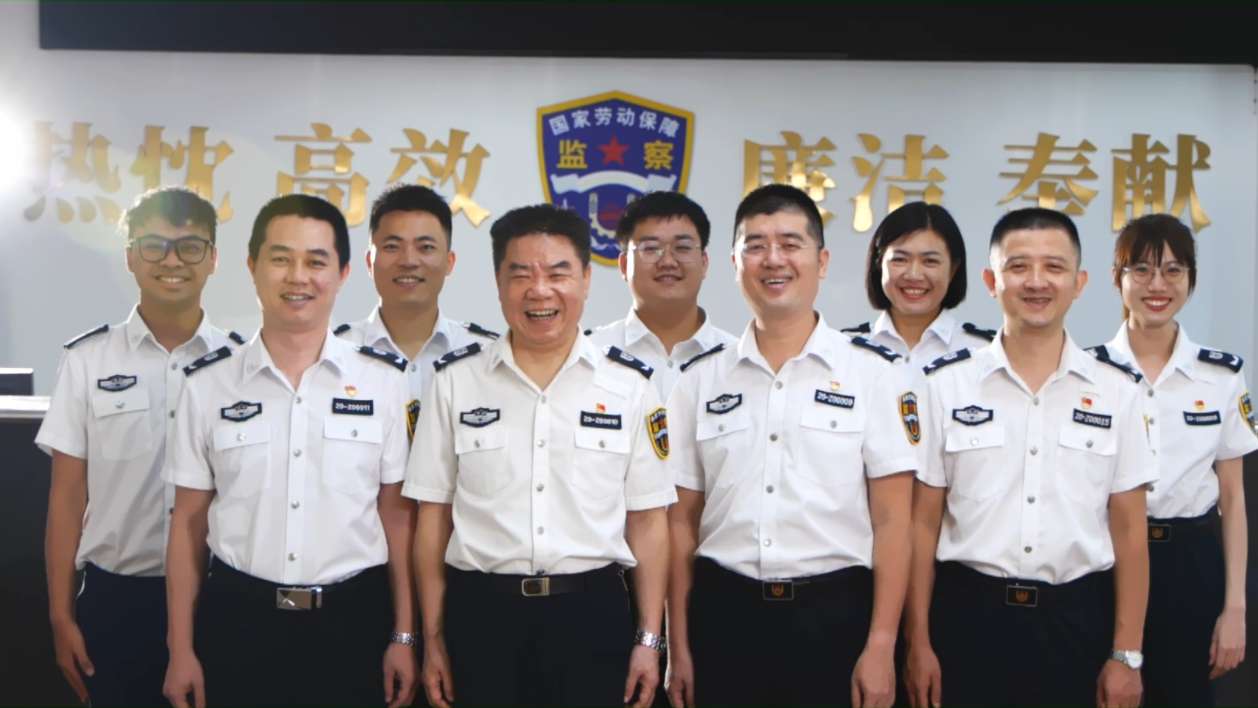 荣誉千钧重 责任扛在肩