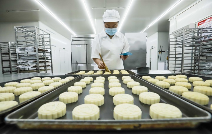 新华全媒 丨各地开展行动遏制"天价"月饼