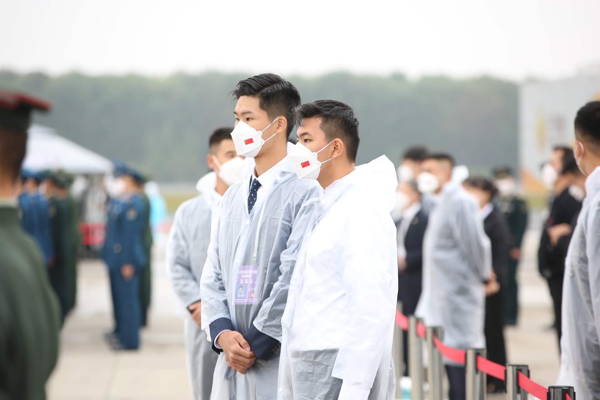 英烈迎回仪式首有香港学生参加 两代“少年”跨时空传爱国情