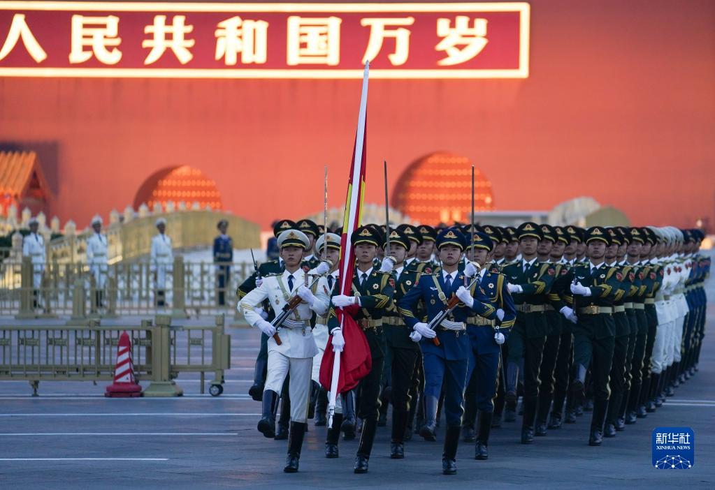 新华全媒＋丨国庆升旗仪式在天安门广场举行