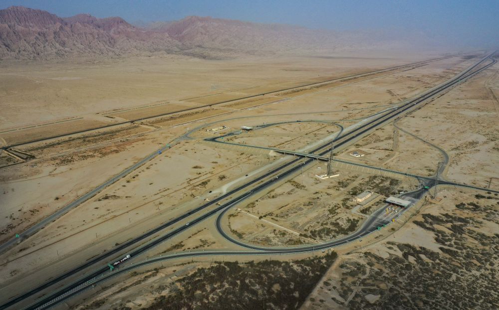 新华全媒+丨新疆十年新增公路6.22万公里