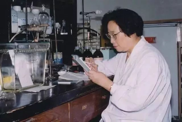 她以身试药，用一株小草改变了世界！