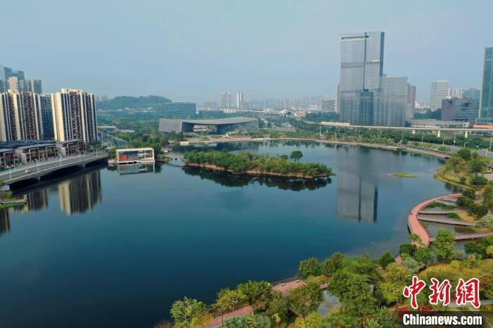 7省区代表团接受集体采访：“江河湖海”中映出新发展理念