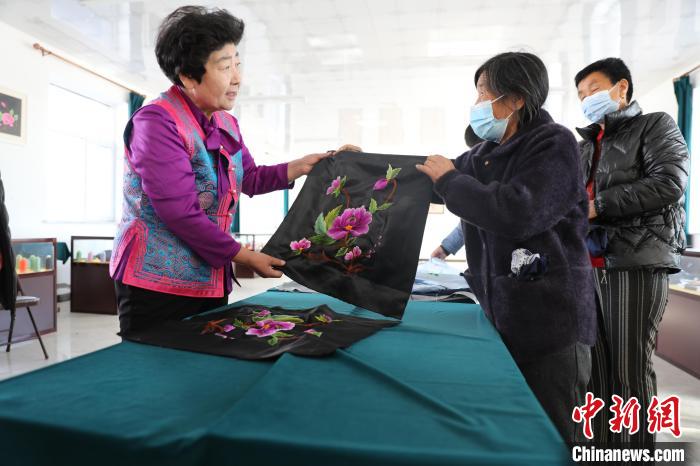 【十年@每一个奋斗的你】蒙古族刺绣匠人：传统技艺开启“指尖幸福”生活