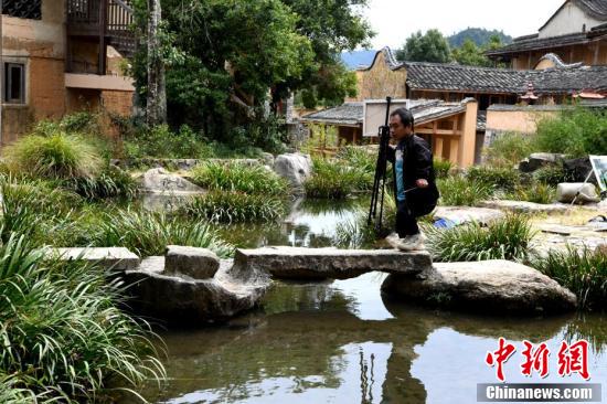 【图片故事】藏在古村落里的“油画人家”