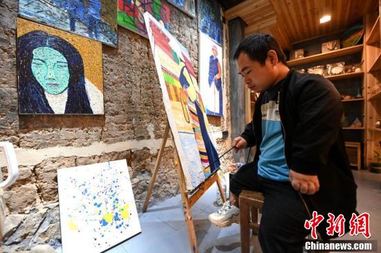 【图片故事】藏在古村落里的“油画人家”
