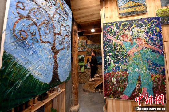 【图片故事】藏在古村落里的“油画人家”