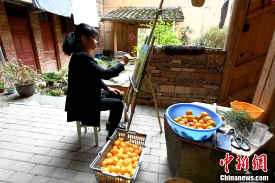 【图片故事】藏在古村落里的“油画人家”