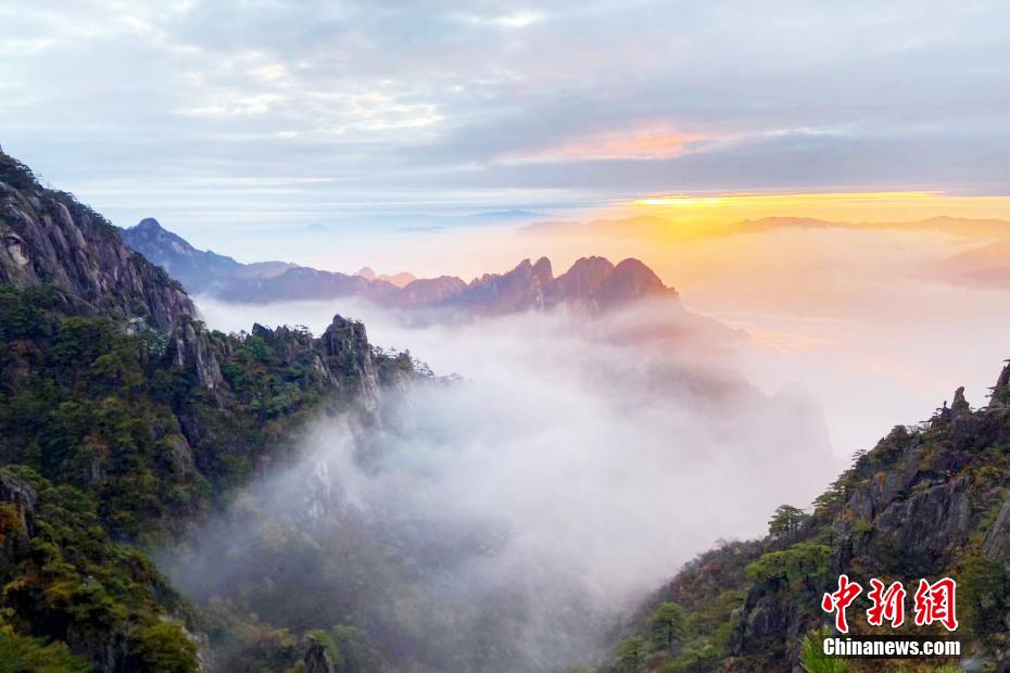 黄山迎来赏秋最佳时节 云雾填满山谷举步皆景