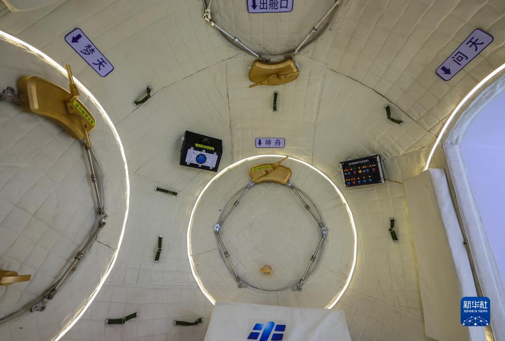 中国空间站组合体1:1展示舱首次亮相中国航展