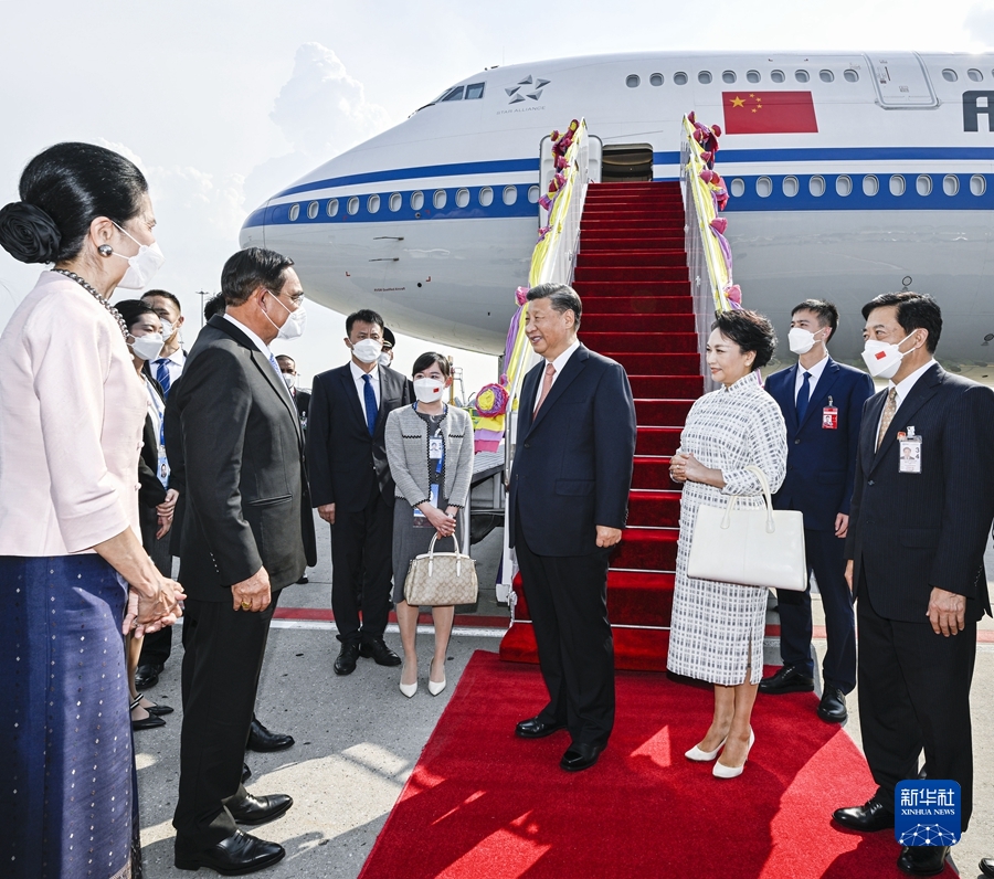 习近平抵达曼谷出席亚太经合组织第二十九次领导人非正式会议并对泰国进行访问