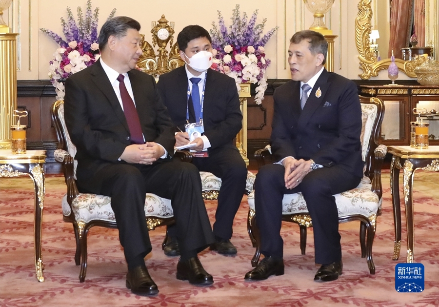 习近平和彭丽媛会见泰国国王哇集拉隆功和王后素提达