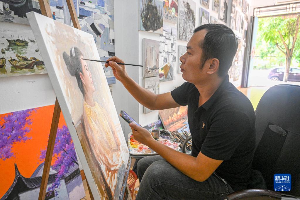 海南屯昌：发展油画产业 擦亮文化名片
